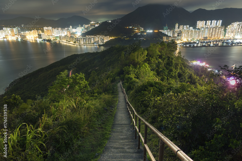 Fototapeta premium Nocna scena pieszych wędrówek Wilson Trail w Hong Kongu