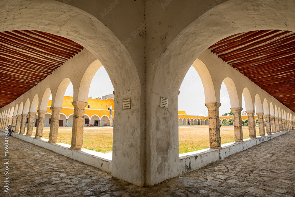 The convent of Izamal has the second largest atrium of the world, only surpassed by the one in St. Peter’s Square in the Vatican