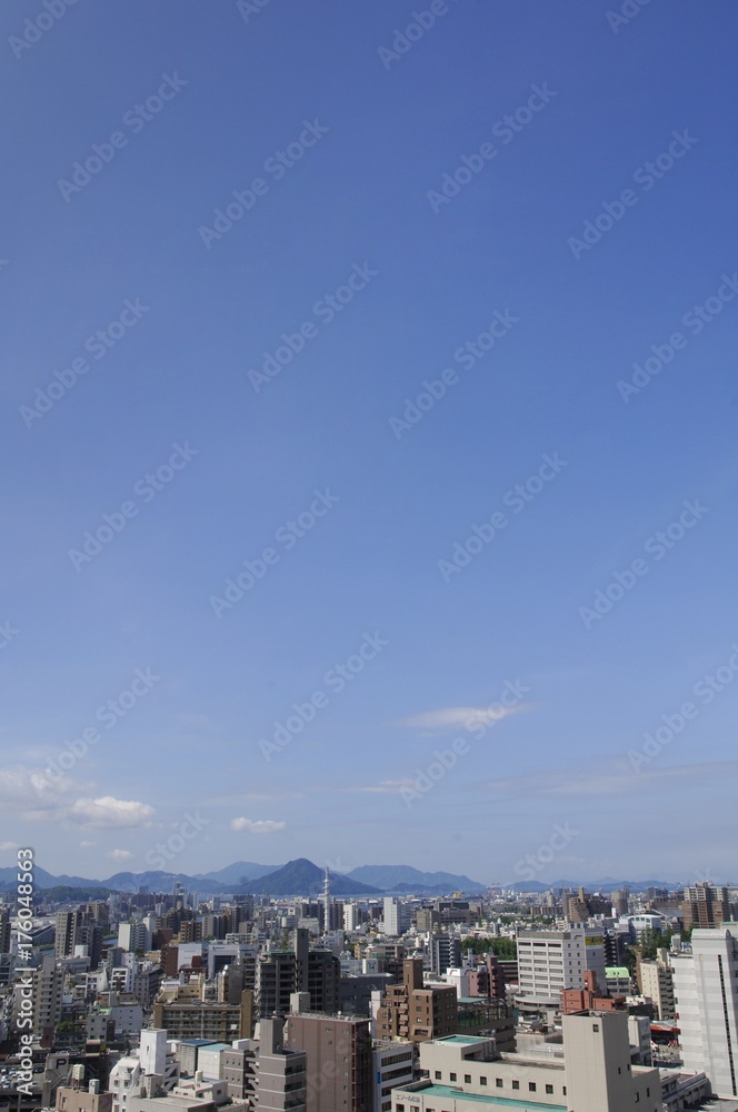 広島の街並みと青空