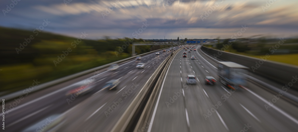 Obraz premium busy evening traffic on the highway 