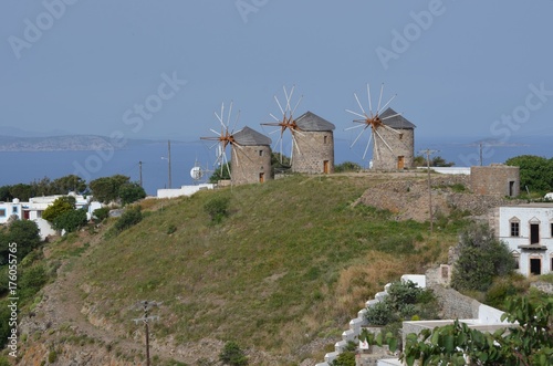 Moulins à vent sur l'île de Patmos, archipel du Dodécanèse, dans la mer Égée.