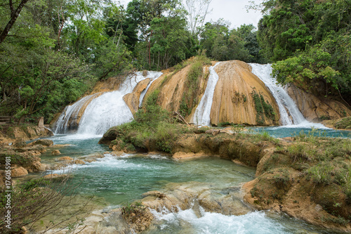 Fototapeta Naklejka Na Ścianę i Meble -  the 'Agua Azul' waterfall  consists of many cataracts following one after another