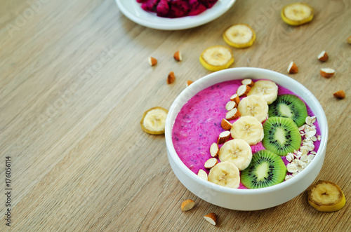 Pitaya banana smoothie bowl