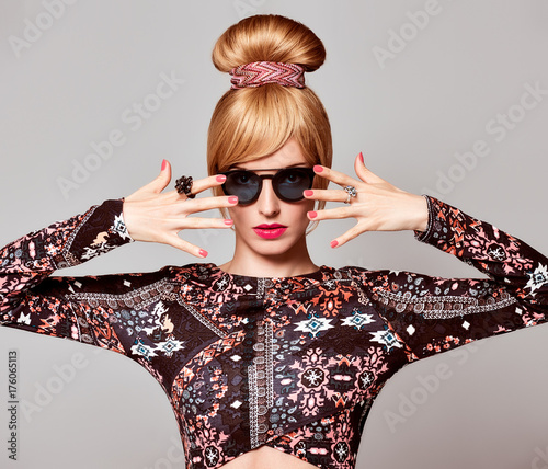 Fashion Portrait. Young Woman in Glamour Sunglasses, Stylish Hairstyle, fashion Autumn Outfit. Sexy Model Girl, Cheeky Emotion. Trendy Glamour look. Beautiful Blond Woman, fashion pose