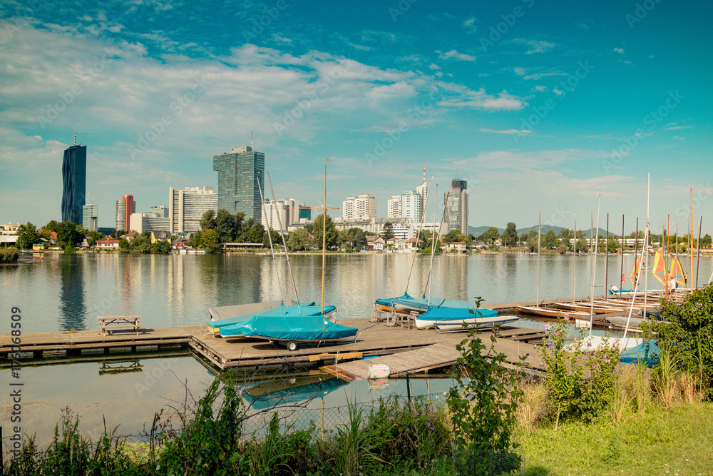 Naklejka premium Erholungsgebiet Alte Donau im Sommer in Wien