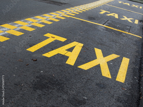 Fahrbahnmarkierung: Haltespur für Taxis © finecki