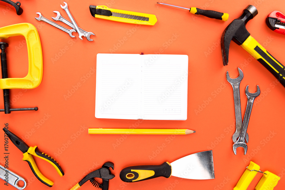 Naklejka premium open notebook and reparement tools