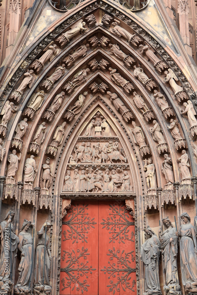 Façade occidentale, portail Nord : tympan de la naissance et de l'enfance du Christ. Cathédrale Notre-Dame de Strasbourg. / Our Lady of Strasbourg Cathedral. 