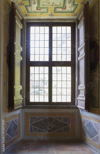 Vista frontale di una delle finestre dell  antico palazzo Farnese a Caprarola  vicino Roma  in Italia. Gli infissi sono in legno.