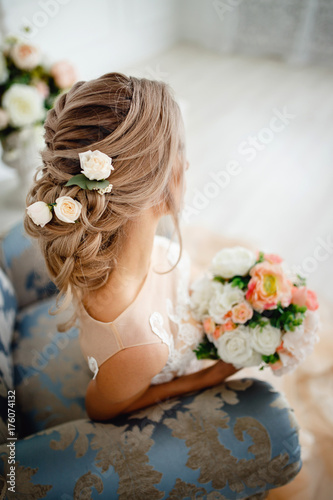 Fototapeta Fryzura ze świeżych kwiatów. zbliżenie widok z tyłu. Styl rustykalny