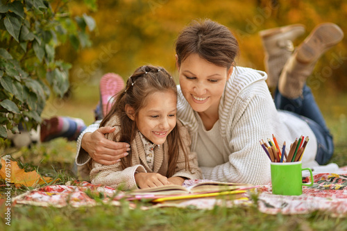 Foto girl with her grandmother reading