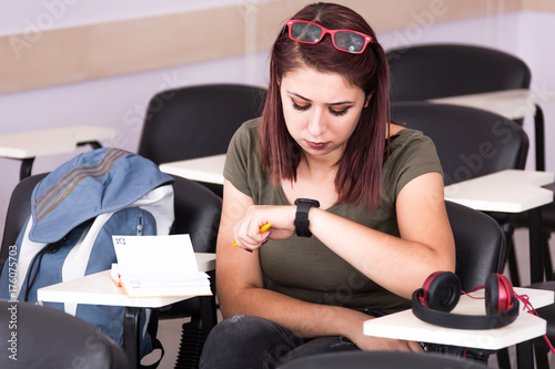 Fotografie college with hard-working young girl books.