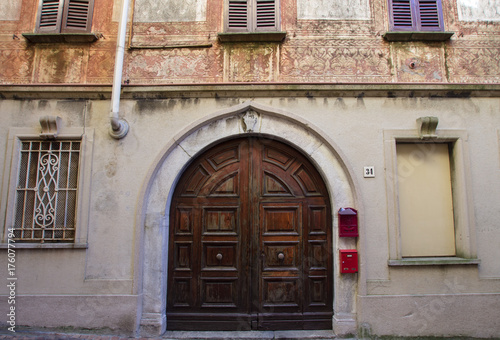 antico portone e facciata con decorazioni