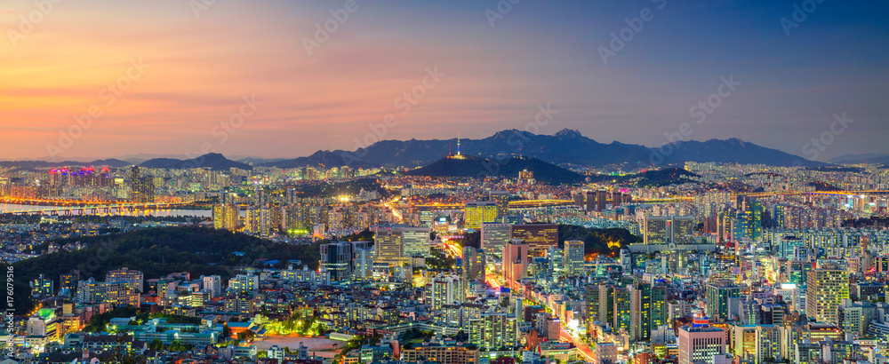 Obraz premium Seul. Panoramiczny obraz miasta Seulu podczas zachodu słońca latem.