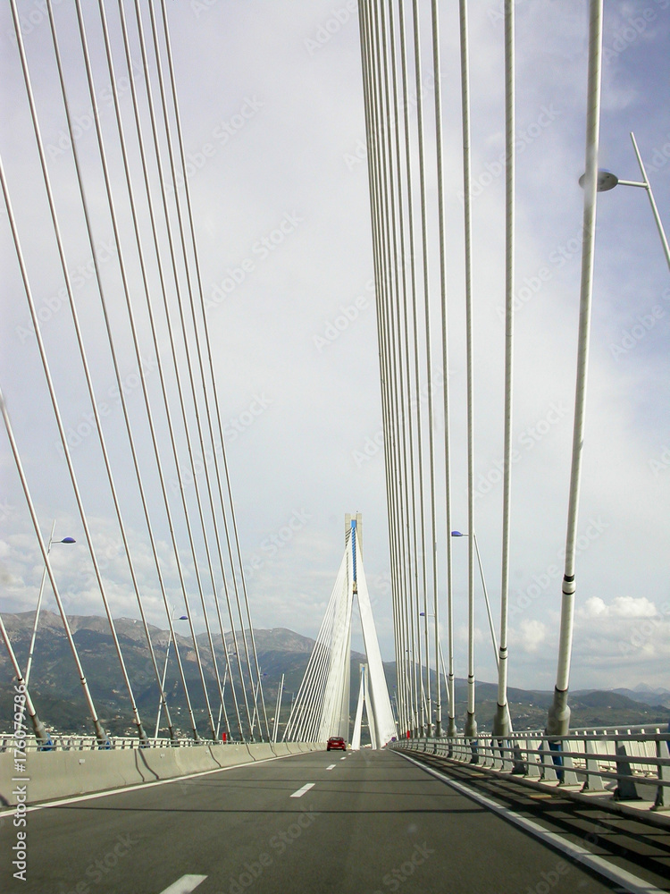 Obraz premium Le pont à haubans Rion-Antirion qui relie le Péloponnèse à la Grèce continentale