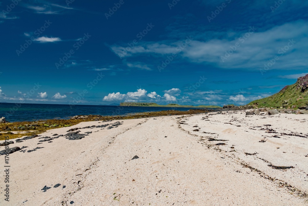 Fototapeta premium lands between sea and sky with green meadows of Scotland in England