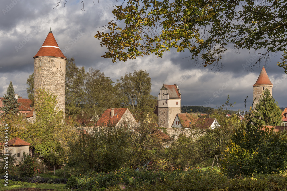 Blick auf die historische Altstadt von Dinkelsbühl mit Wachtürmen und Nördlinger Tor