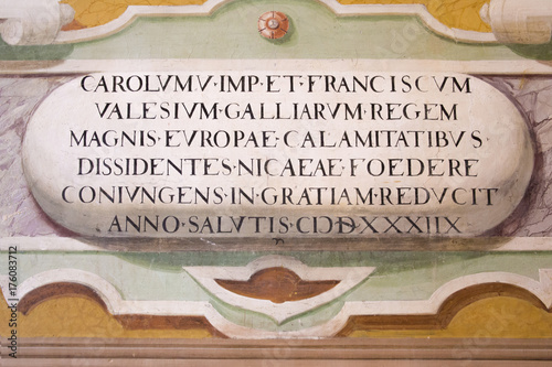 Scritta in latino in un affresco su un muro di antico palazzo reale. 