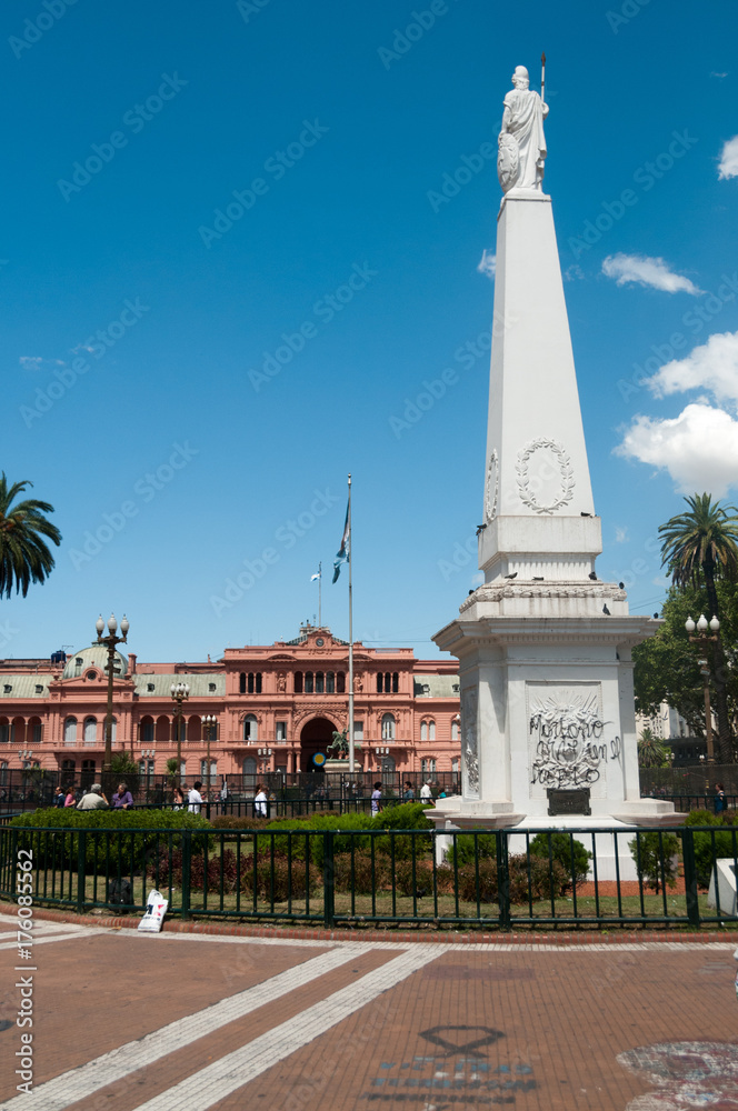 Statue at the Plaza de Mayo