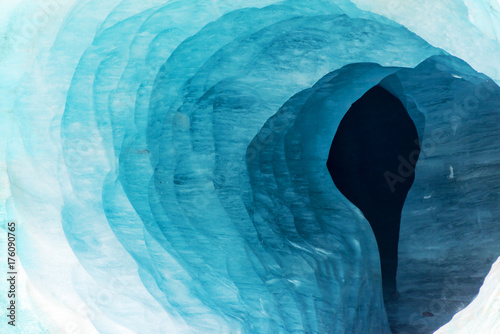 Valokuvatapetti Abstract view of the entrance of an ice cave in the glacier Mer de Glace, in Cha