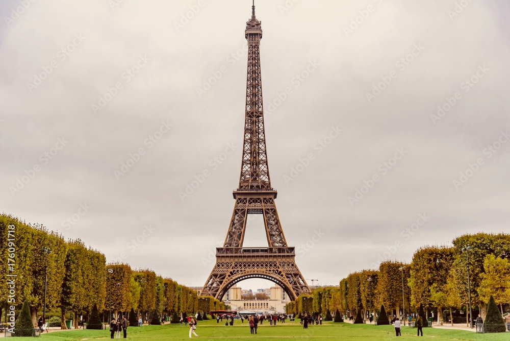 Fototapeta premium Panorama of the Eiffel Tower in Paris in France
