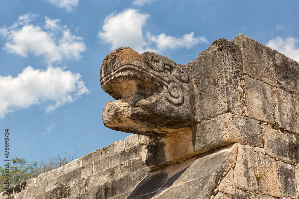 Fototapeta premium sculpted snake head closeup at the Chicen Itza mayan archaeological site in Mexico