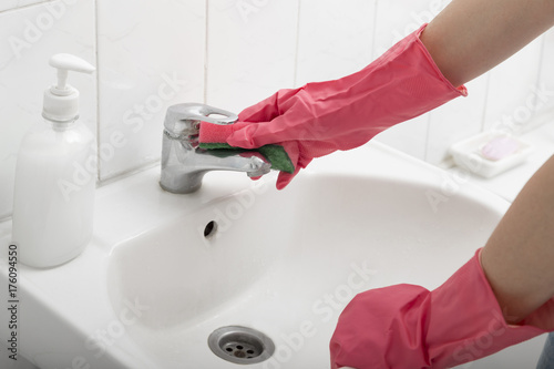 Fototapeta Naklejka Na Ścianę i Meble -  Cleaning the sink
