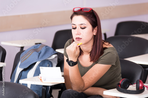 Fotografie college with hard-working young girl books.