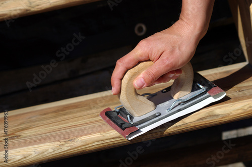 rénovation de meuble en bois - ponçage photo