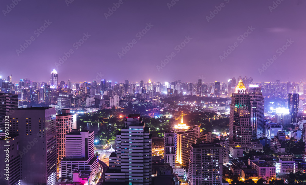 Naklejka premium miejski widok miasta zmierzchu i nocy