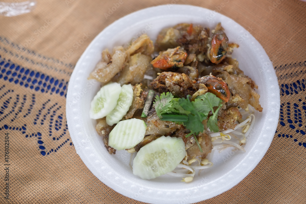 Fried oyster omelet with bean sprouts