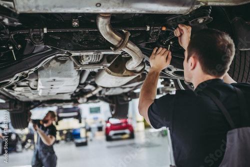 Foto Handsome auto service mechanics