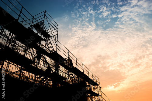 Stampa su tela Civil engineer and safety officer in spec steel truss structure scaffolding risk