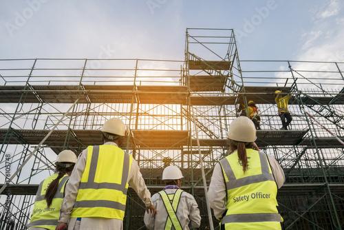Fotografiet Civil engineer and safety officer in spec steel truss structure scaffolding risk