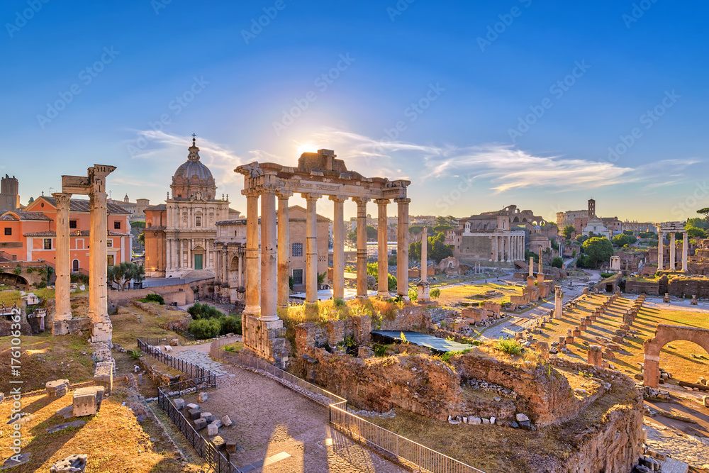 Naklejka premium Rzym wschód słońca miasta linia horyzontu przy Rzym forum (Rzymski forum), Rzym, Włochy