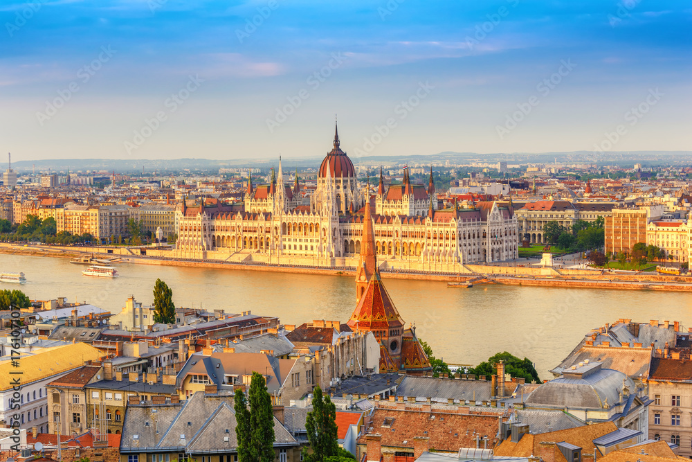Obraz premium Panoramę miasta Budapesztu w parlamentu węgierskiego i Dunaju, Budapeszt, Węgry