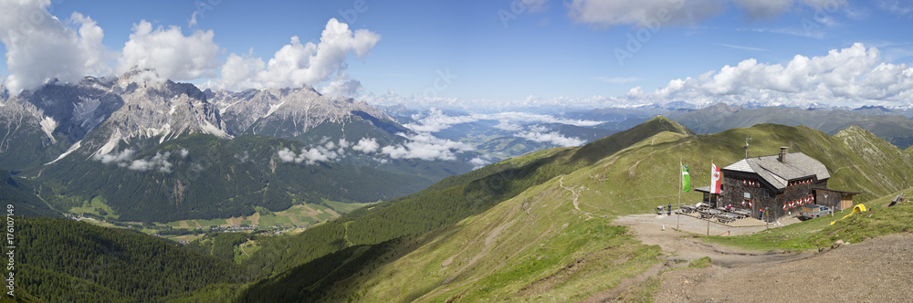 Wandern am Kranischen Höhenweg in Südtirol mit blick auf die Dolomiten