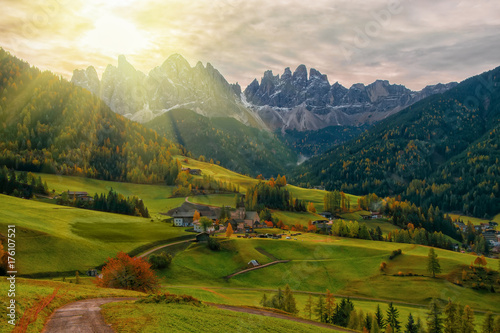 Plakat Kolorowa jesienna sceneria w Alp