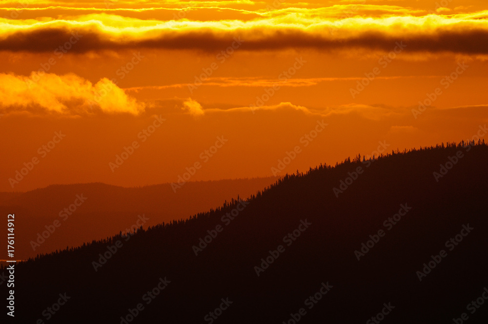Sonnenaufgang über der schwedischen Wald Wildnis, Flatruet, Schweden
