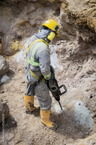 Принти на полотні Drilling worker in action