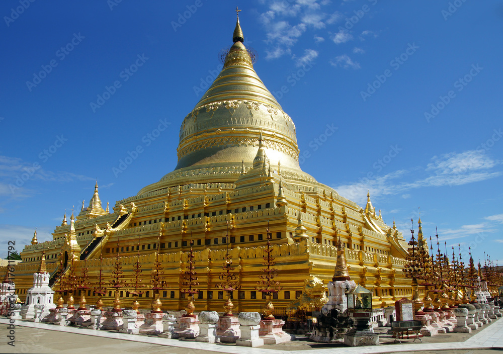 Qiz divaga sakrab tushadi Yosh mulatta ayol bilan gozal uy qurilishi jinsiy aloqa