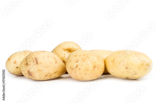 Patatas crudas con piel sobre fondo blanco aislado. Vista de frente. Copy space