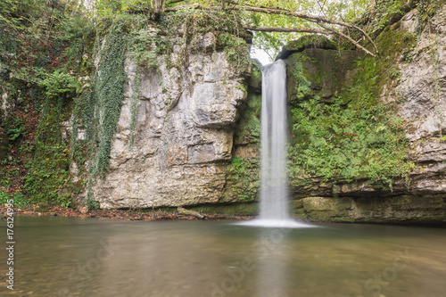 Idylle im Wald mit Wasserfall
