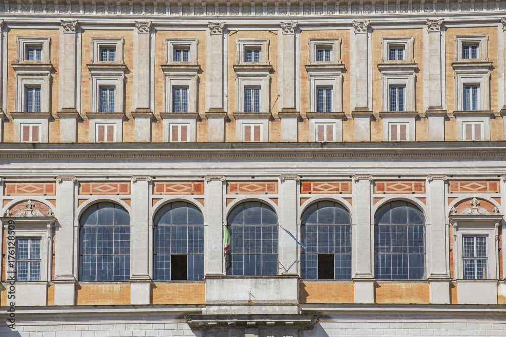 Dettaglio della facciata di Palazzo Farnese a Caprarola, piccolo paese vicino Roma, in Italia. Questo storico e bellissimo palazzo è stato costruito in epoca rinascimentale.