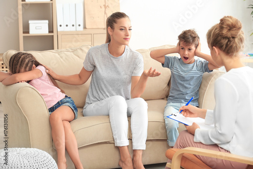 Young child psychologist wo...