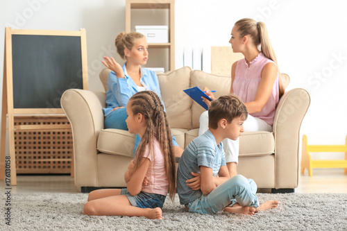Young child psychologist wo...