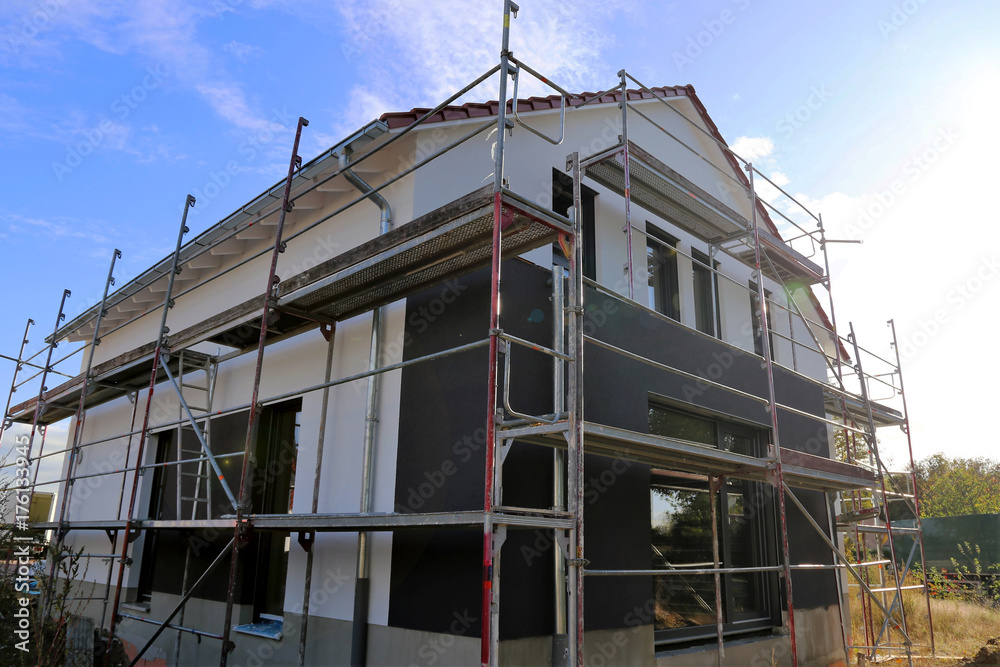 Haus mit neuem Fassadenanstrich Haus mit neuem Fassadenanstrich
