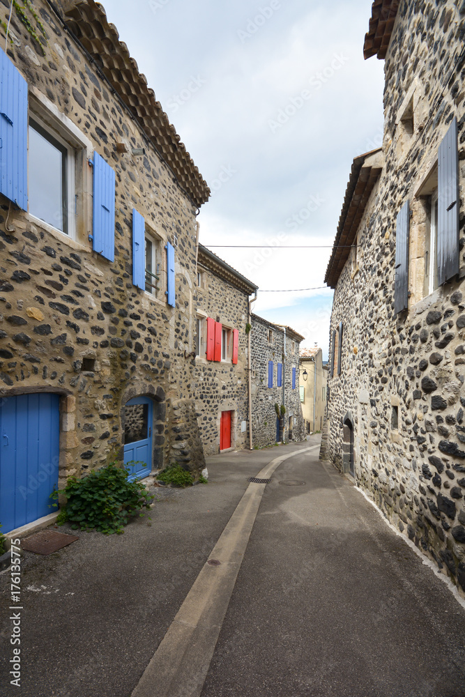 Fototapeta premium Alba la Romaine ein kleines mittelalterliches Städtchen in Frankreich 