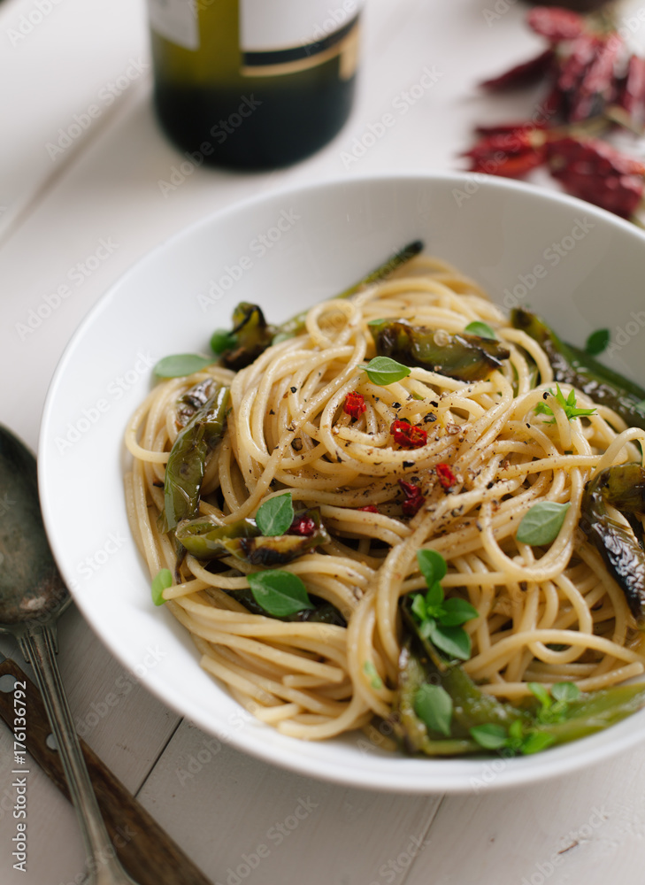 Spaghetti with peppers and basil Spaghetti with peppers and basil