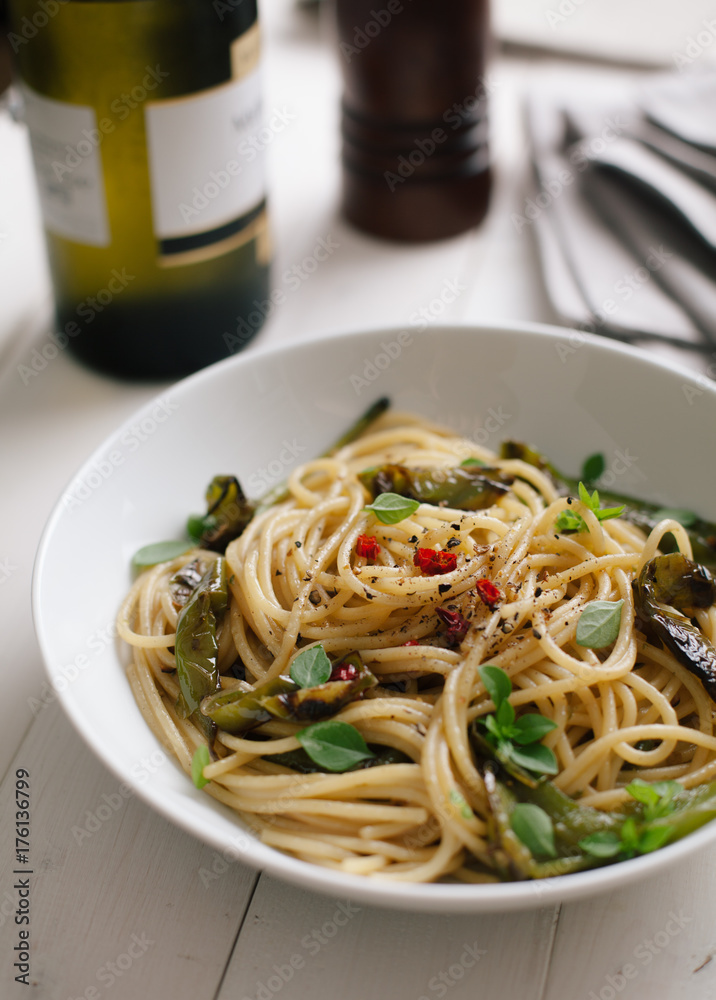 Spaghetti with peppers and basil Spaghetti with peppers and basil